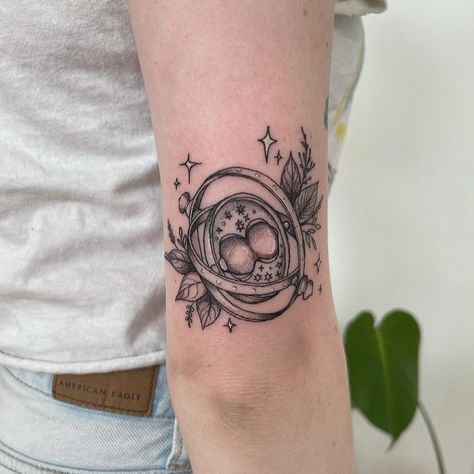 Timeturner Harry Potter Tattoo, Harry Potter Time Turner Tattoo, Time Turner Drawing, Howler Tattoo, Time Turner Tattoo, Harry Potter Tattoo Sleeve, Fantasy Tattoo, Hunter Tattoo, Hp Tattoo