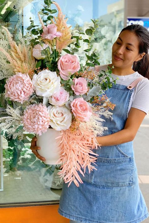 Florist Apron, Floral Arrangements, Florist, Planting Flowers, Floral Wreath, Apron, Floral Design, Lily, Pastel