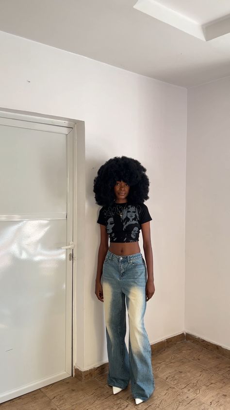 Baggy Jean Crop Top Outfit, Baggy Jeans And Crop Top Outfit, Jeans And Crop Top Outfit, Jeans And Crop Top, Genderfluid Fashion, Denim Jeans Outfit, Outfits Baggy, Crop Top With Jeans, Jeans With Heels