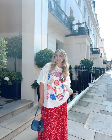 Didn’t want to fall in love with the oversized T-shirt and maxi skirt trend … but I’m literally just a girl 💅🏼❤️✨ #asseenonme #oversizedtshirt #oversizedshirt #maxiskirt #midsizestyle Lace Skirt With Oversized T Shirt, Oversized Tee With Skirt, Maxi Skirt Oversized Shirt, Skirt And Oversized Shirt, Skirt And Tee Shirt Outfit, Baggy Tshirt, Baggy Shirt, Tee Shirt Outfit, Midsize Style