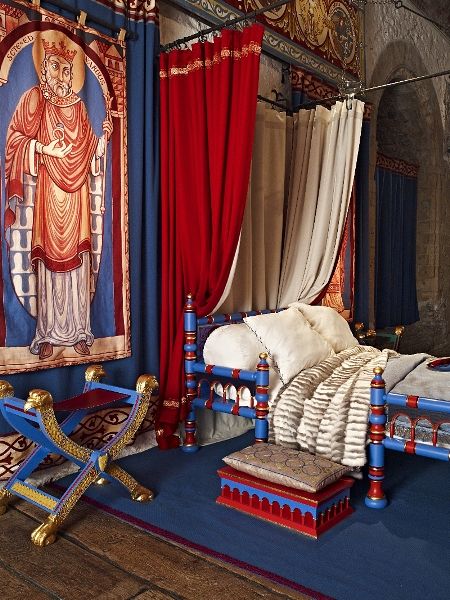 Detail of Henry II's private chamber at Dover Castle Medieval Images, Medieval Feast, House Of Plantagenet, Castle Interior, Dover Castle, Medieval Furniture, Medieval Aesthetic, Castles In England, Castles Interior