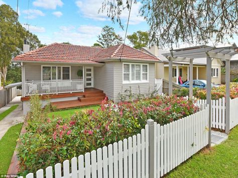 Terracotta Roof House, Red Roof House, Beach House Renovation, Sydney House, Weatherboard House, Interior Minimalista, Exterior Color Schemes, Exterior Paint Colors For House, Exterior Makeover