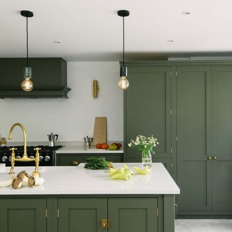 Green kitchen ideas – Best ways to introduce green in your kitchen Green Kitchen Inspiration, Timeless Kitchen Cabinets, Cheap Backsplash, Olive Green Kitchen, Kitchen Color Trends, Green Kitchens, Dark Green Kitchen, Muted Sage, Devol Kitchens