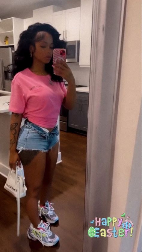 Skims Shorts Outfit Black Women, Pink Shirt Outfit Black Women, Gucci Sneakers Outfit Black Women, Fly Outfit Summer, Baddie Summer Outfits Black Women, Pink Hair Outfit Ideas, Palm Angels Outfit Black Women, Gucci Slides Outfit Women, Jeans Outfit Black Women