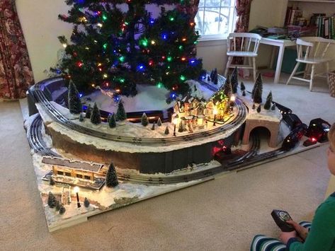 Christmas Train Display Under Tree, Train Under Christmas Tree, Train Room Decor, Christmas Trains, Lionel Trains Layout, Christmas Tree Train, Vintage Trains, Train Platform, Train Table