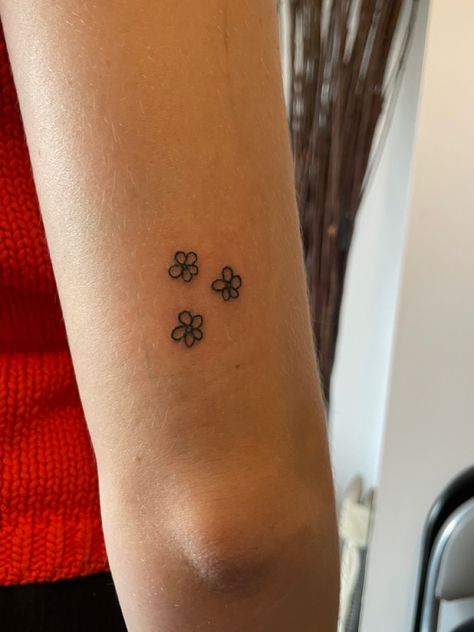 Flower tattoo, hippie, flower power, mowen tattoo, minimal tattoo, nature tattoo Petite Flower Tattoo, Small Tattoo Line, Flash Tattoo Small, Flower Power Tattoo, Tattoo Line Work, Second Tattoo, Inspo Tattoo, Power Tattoo, Tattoo Line