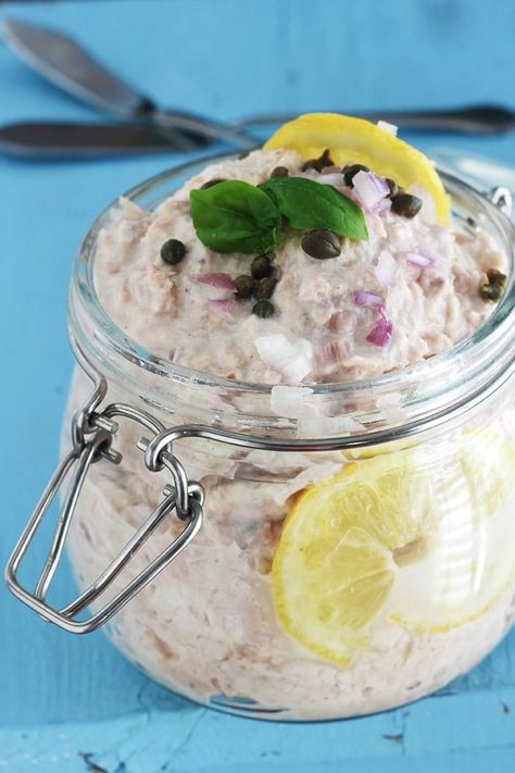 Délicieuses rillettes de thon au fromage frais. Une recette facile et très rapide. Du thon en boîte, fromage frais, jus de citron, échalote, un peu d’huile d’olive et des aromates. Sans mayonnaise et sans beurre. Pour l’apéro ou en entrée, mais aussi comme base pour des plats rapides froids (avec des pâtes par ex.) Faites vos rillettes de thon maison, elles sont plus économiques et sans les nombreux additifs douteux des rillettes du commerce. Captain Cook, Happy Foods, Tapenade, Fish Dishes, What To Cook, Mayonnaise, Seafood Recipes, Health Food, Food Videos