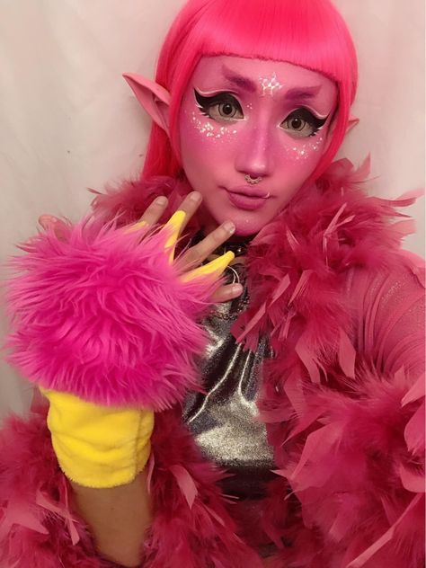 Punk Gyaru Fashion, Ishoku Hada Gyaru, Alien Gyaru, Pink Alien Makeup, Cyberpop Aesthetic, Ishoku Hada, Decora Makeup, Pink Alien, Sci Fi Costume