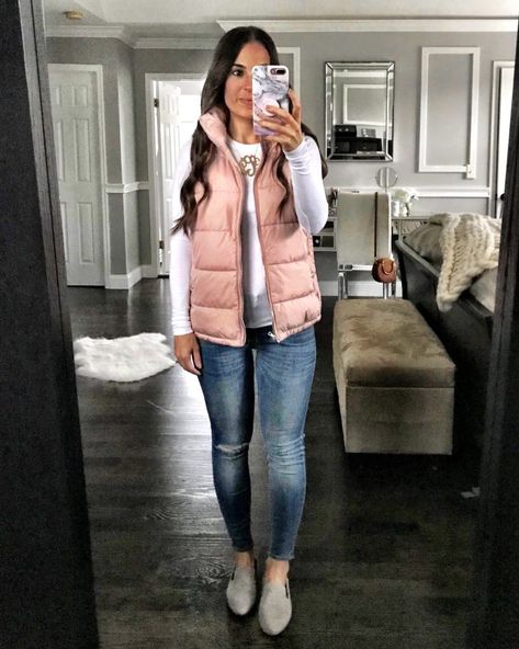 Pink puffer vest outfit | Fall layers Pink Vest Outfit, Winter Vest Outfits, Fall Vest Outfits, Puffer Vest Outfit, Vest Outfits For Women, California Trip, Woman Vest, Stitch Fit, Pink Vest