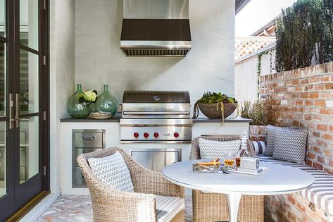 Small Patio with Wolf BBQ - Transitional - Deck/patio Small Patio Kitchen Ideas, Terrace Kitchen Ideas, Brick Bench, Balcony Remodel, Small Bbq, Patio Grill, Small Terrace, Balkon Design, Outdoor Patio Designs