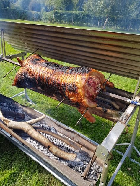 Pig On A Spit, How To Roast A Pig On A Spit, Roasted Pig Whole, Roast Pig Whole, Whole Pig Roast, Pig Roast Wedding, Viking Feast, Fire Pit Food, Entrance Wardrobe