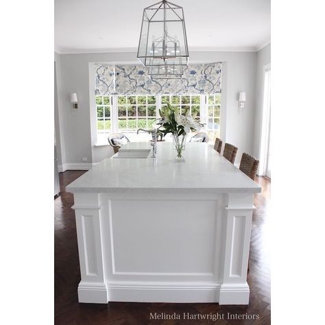 Kitchen envy! This incredibly beautiful kitchen is designed by @melindahartwrightinteriors. Melinda's classic American design style is… Kitchen Hamptons Style, Hampton Style Kitchen, Hamptons Kitchen, Kitchen Island Bench, Island Bench, White Kitchen Design, Hamptons House, Kitchen Upgrades, Australian Homes