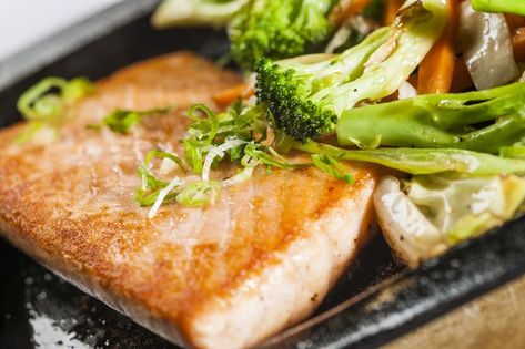 Fresh Tuna Steak Recipes, Steak Recipes Pan, Pan Seared Tuna Steak, Fresh Tuna Recipes, How To Cook Tuna, Cooking Tuna Steaks, Frying Pan Recipes, Tuna Steak Recipes, Tuna Fillet