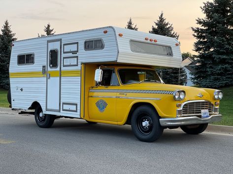 Rv Vintage, Checker Cab, Trailers Vintage, London Black Cab, Truck Top, Classic Campers, Truck Bed Camper, Camper Shells, Cars 4