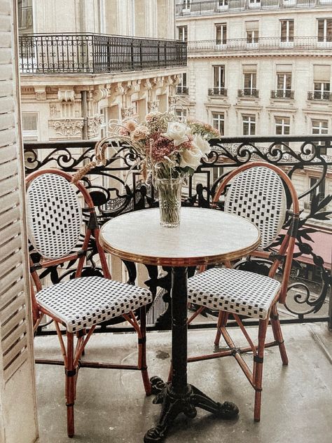 Parisian Balcony, Ideas Terraza, Paris Bistro, French Balcony, Parisian Bistro, Balkon Design, Design Café, Home Balcony, Table Bistrot