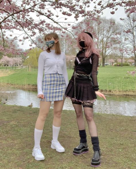 Matching Outfits For Girlfriends, Opposite Styles Friends, Goth And Pastel Friends, Goth And Kawaii Couple, Goth And Soft Girlfriends, Goosebumps Costume, Lesbian Matching Outfits, Pastel Egirl, Opposite Aesthetic