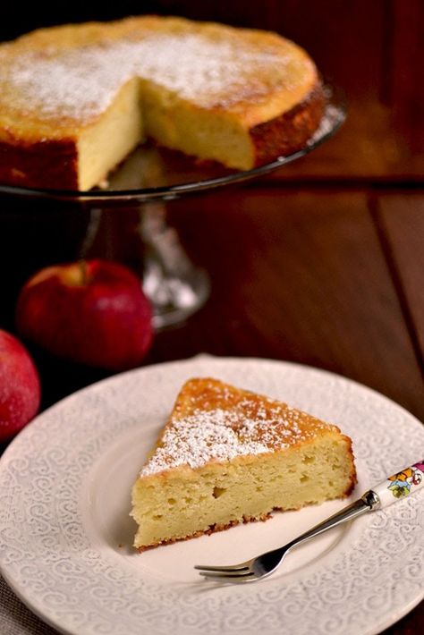 Soft Ricotta and Apple Cake Apple Ricotta, Ricotta Cake Recipes, Easy Apple Cake, Cake Recipes At Home, Caramel Apple Cake, Baking With Almond Flour, Ricotta Recipes, Ricotta Cake, Fall Desserts Easy