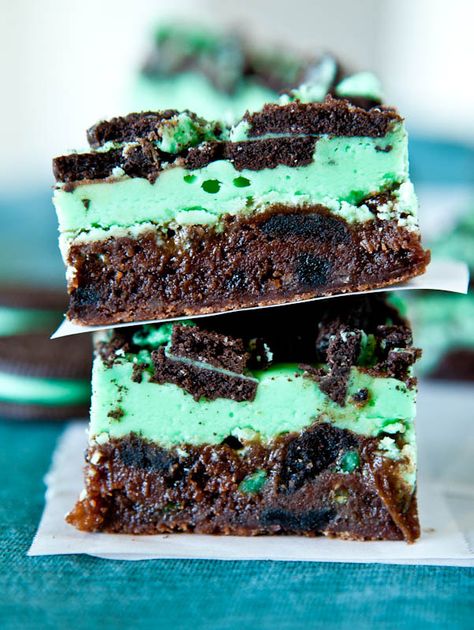 Triple Layer Fudgy Mint Oreo Brownies Kitchen List, Brownie Oreo, Biscuits Graham, Mint Oreo, Oreo Brownies, Think Food, Party Desserts, Yummy Sweets, Oreo Cookies