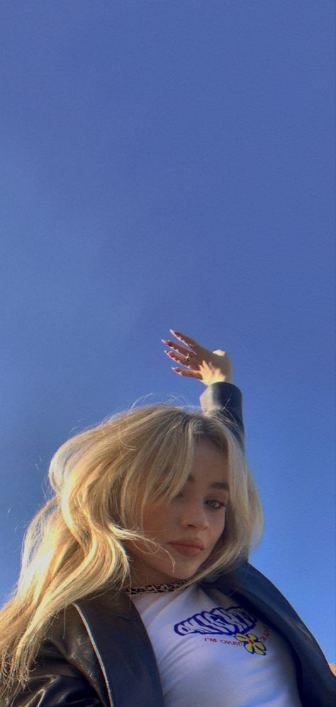 Subtle Sabrina Carpenter Wallpaper, Sabrina Carpenter Collage Wallpaper, Blue Sabrina Carpenter, Sabrina Carpenter Blue Aesthetic, Sabrina Carpenter Iphone Wallpaper, Sabrina Wallpaper Aesthetic, Sabrina Carpenter Middle Finger, Sabrina Carpenter Homescreen, Espresso Sabrina Carpenter Wallpaper