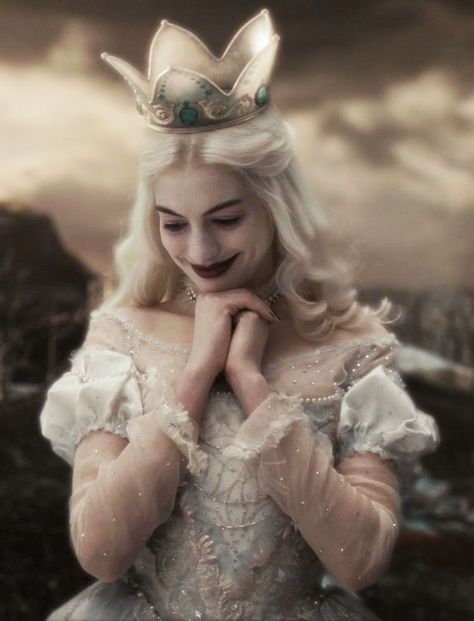 Alice In Wonderland Queen Alice, Alice In Wonderland Aesthetic, Tim Burton Films, Tim Burton Movie, Queen Aesthetic, Helena Bonham Carter, Disney Live Action, White Queen, Disney Aesthetic