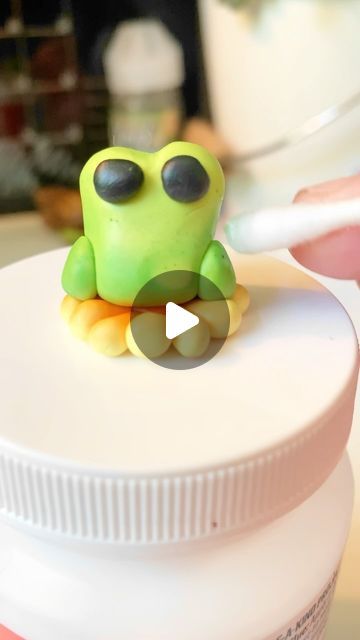 polymer clay, polymer clay ideas, polymer clay kawaii, polymer clay charms, clay animals Polymer Clay Snail Tutorial, Polymer Clay Bunny Tutorial, Clay Frog With Hat, Polymer Clay Snail With Marble, Polymer Clay Flower Frog, Polymer Clay Ideas, Kawaii Polymer Clay, Clay Kawaii, Polymer Clay Kawaii