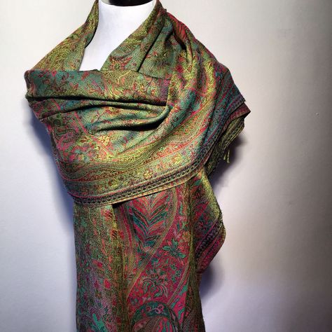 Fascination India: this Paisley pashmina mixes an old tradition and modern patterns and colors. For the perfect modern chic outfit! Pashmeena Shawl, Shaul Outfits, Scarf Aesthetic, Shawl Outfit, Fashion Capsule Wardrobe, Fairy Clothes, Hijabi Style, Glad Rags, Fashion Capsule