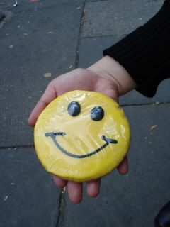 Smiley Face Cookie:  http://www.recipelink.com/mf/14/15274 Smiley Face Cookies Recipe, Roselyn Bakery Recipes, Smiley Face Sugar Cookies, Smiley Face Cookies Decorated, Smiley Face Cookies, Yellow Emojis, Smiley Cookies, Face Cookies, Cookies Dough