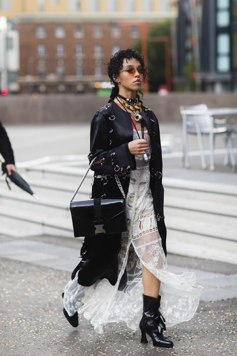 FKA Twigs at London Fashion Week. Fka Twigs Style, Ropa Upcycling, Fka Twigs, Tokyo Street Fashion, Zoe Kravitz, The Best Street Style, Best Street Style, Fashion Week Street Style, Soft Grunge