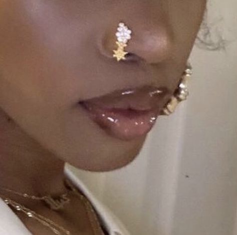 Earthy Nose Piercing, African American Jewelry, Disco Makeup, Piercings Jewelry, Pretty Nose, Piercings For Girls, Cute Piercings, Body Reference Poses, Magical Jewelry