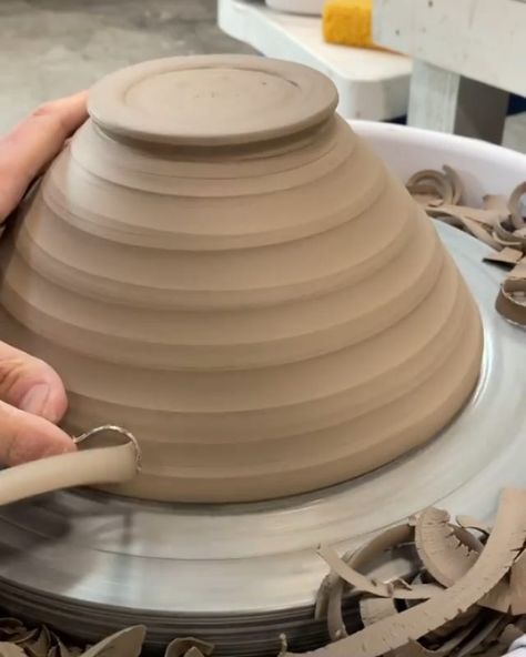 Ceramics Videos on Instagram: “Wheel throwing bowl made by @jpr_studio 👉 Follow @ceramicsvideos” Throwing On The Wheel, Wheel Thrown Pottery Ideas Beginners, Ceramics Videos, Ceramic Wheel, Ceramics Design, Ceramic Projects, Pottery Inspo, Clay Things, Wheel Throwing