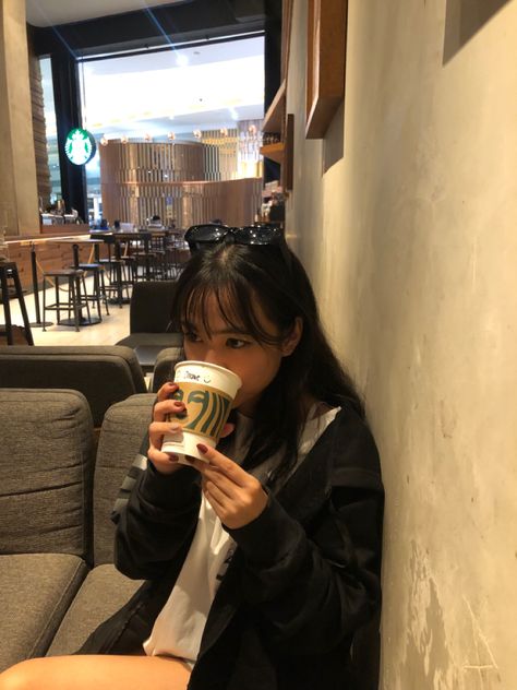 Starbucks Selfie Instagram, Drinking Starbucks Pose, Starbucks Poses, Starbucks Photoshoot Ideas, Starbucks Selfie, Reference Portraits, Coffee Selfie, Starbucks Girl, Polaroid Ideas