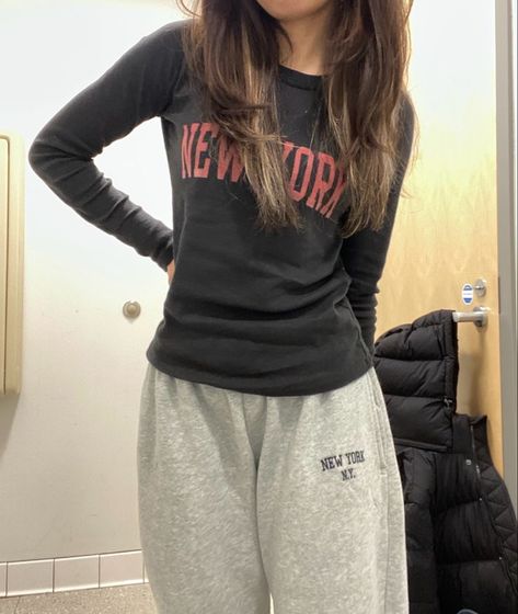 Sweatpants Outfit Ideas, 00s Mode, New York Graphic, Main Character Energy, Skandinavian Fashion, Downtown Outfits, Airport Outfits, Sweatpants Outfit, Crewneck Style