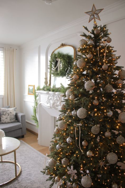 Christmas Tree Cozy Aesthetic, Scandinavian Xmas Tree, Green And Champagne Christmas Decor, Christmas Tree Ideas Champagne, Champagne Tree Christmas, Champagne And White Christmas Decor, Champagne Ornaments Christmas Tree, Decorating Christmas Tree Aesthetic, Christmas Tree Champagne Color