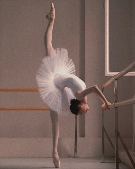 Ballet Wallpaper, Dancer Lifestyle, Ballet Aesthetic, Ballet Pictures, Ballet Beauty, Dance Photography Poses, Dance Dreams, Ballet Poses, Dance Tutorial