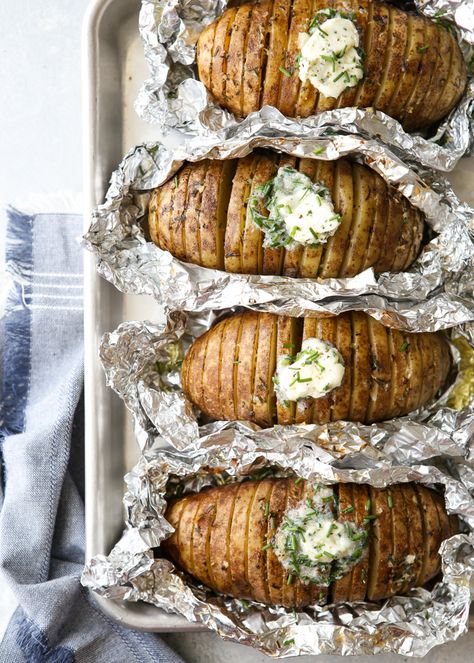 Chive Butter, Sommer Mad, Vegetarian Barbecue, Hasselback Potatoes, Grilled Dinner, Grilled Potatoes, Summer Grilling Recipes, Grilling Season, Baked Potatoes