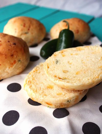 Cheddar jalapeno hamburger buns Jalapeno Burger, Outdoor Grilling, Jalapeno Cheddar, Baking Bread Recipes, Bread Roll, Hamburger Buns, Grilling Season, Burger Buns, Delicious Bread