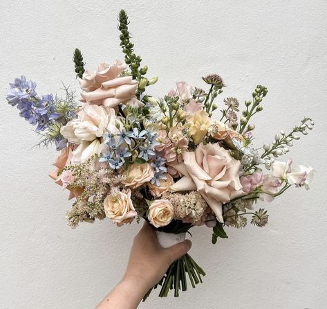 Muted Earth Tones Wedding, Muted Pastel Wedding Flowers, Neutral Bouquet With Pop Of Color, Champagne Wedding Florals, Muted Wedding Colors, Neutral Bouquet Wedding, Earth Tone Bouquet, Muted Pastel Wedding, Italian Wedding Flowers