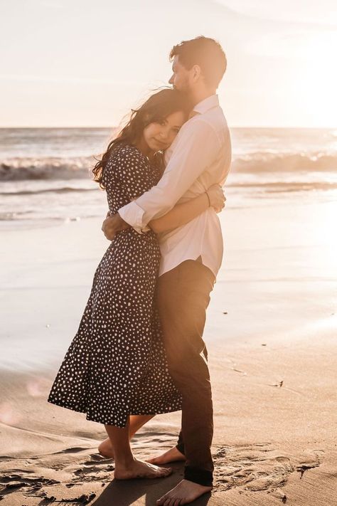 Couples Fall Photoshoot Outfits Beach, Beach Inspo Pics Photo Ideas Couple, Photoshoot Ideas Beach Couple, Beach Couple Poses Fun, Beach Outfits For Couples, Couple Photoshoot At The Beach, Maldives Couple Photoshoot, Couple Poses At Beach, Photo Poses For Couples Beach Pics