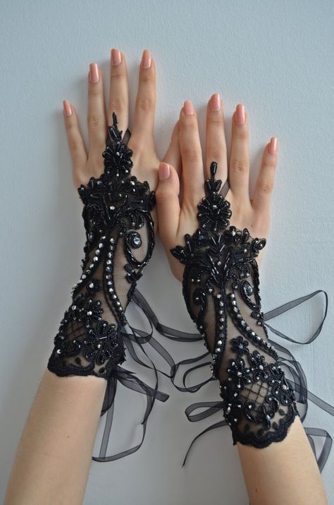 .. Gothic Fashion Victorian, Gothic Lace, Wedding Gloves, Bridal Gloves, Lace Gloves, Gothic Wedding, Victorian Gothic, Gothic Outfits, Fantasy Jewelry