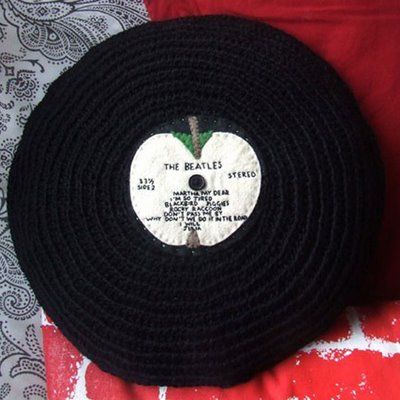 Beatles crochet Crochet Record Pillow, Crochet The Beatles, Crochet Beatles, Record Crochet, Crochet Record, Beatles Diy, Beatles Crafts, Crochet Room, Music Lounge