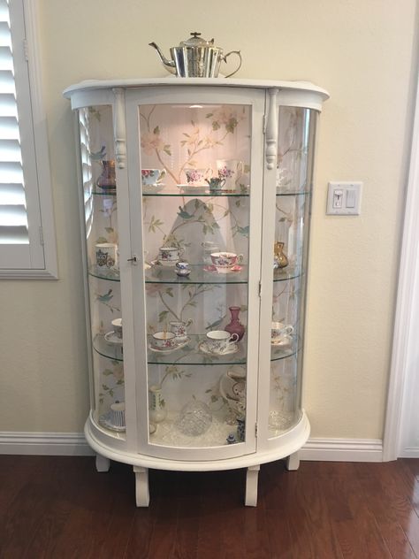 China pieces on display in second-hand cabinet by me. Dining Room Hutch Ideas, Vintage Shabby Chic Bedroom, Dresser Makeovers, Hutch Ideas, Vintage China Cabinets, Shabby Chic Cabinet, French Linens, Muebles Shabby Chic, Painted China Cabinets