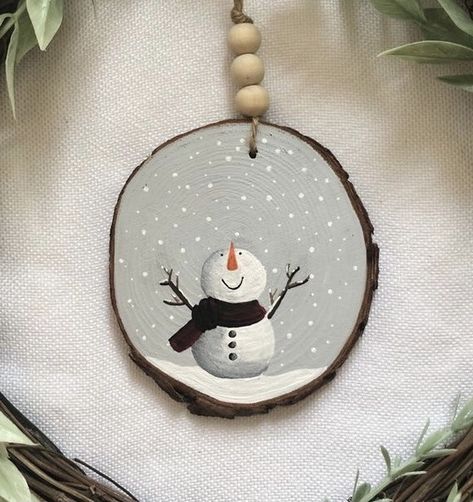 Wooden Discs Ideas Christmas, Hand Painted Snowman On Wood, Painted Wood Christmas Decorations, Simple Painted Christmas Ornaments, Small Wooden Paintings, Wooden Disk Christmas Ornaments, Painted Wood Discs, Snowman Wood Slices, Painted Christmas Wood Slices