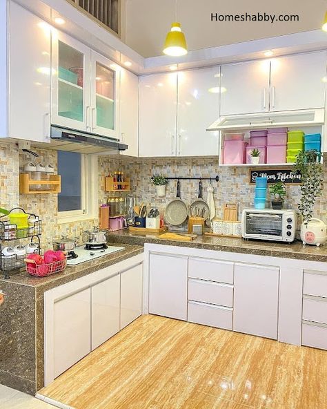 7 Gambar Dapur Cantik Sederhana dan Modern. Mudah Untuk Ditiru! ~ Homeshabby.com : Design Home Plans, Home Decorating and Interior Design Kitchen Color Combos, Modern Kitchen Colours, Kitchen Wardrobe Design, Tiny Bedroom Design, Model Dapur, Interior Dapur, Dream Kitchens Design, Simple House Design, Modern Kitchen Design Luxury 2020