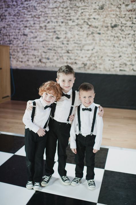 Super na moda, gravatas borboleta com suspensórios. Agora imaginem esses anijinhos no casamento Rock N Roll Wedding, Ring Boy, Bearer Outfit, Rock Wedding, Ring Bearer Outfit, Pastel Shades, Wedding With Kids, Tuxedos, Ring Bearer