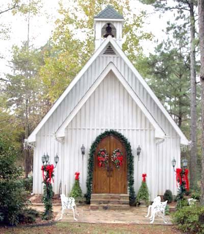 Just the perfect little country church! Wouldn't this be a beautiful place for a small wedding? Church House, Country Churches, Old Country Churches, Church Pictures, Christmas Church, Beautiful Churches, Take Me To Church, Antoni Gaudi, Country Church