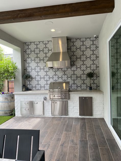 Barbecue Porch Ideas, Outdoor Patio Kitchen Ideas Modern, Small Patio With Grill, Outdoor Patio With Kitchen, Small Backyard Kitchen, Outdoor Kitchen Backsplash Ideas, Outdoor Kitchen Tile, Outdoor Kitchen Backsplash, Outdoor Kitchen Wall