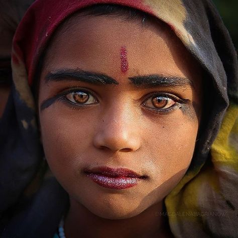 Dark Amber Eyes, India Children, Powerful Portraits, Earth Clothes, Eyes Dark, Amber Eyes, Indian People, Asian Kids, Beautiful Eye