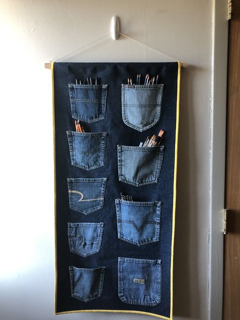 Recycled Jeans Projects Diy, Scrap Denim Projects, Denim Ideas Recycling, Crochet Jeans Bag, Old Clothes Diy Upcycling, Recycling Old Clothes, Denim Recycle Projects, Old Jeans Diy, Återvinna Jeans