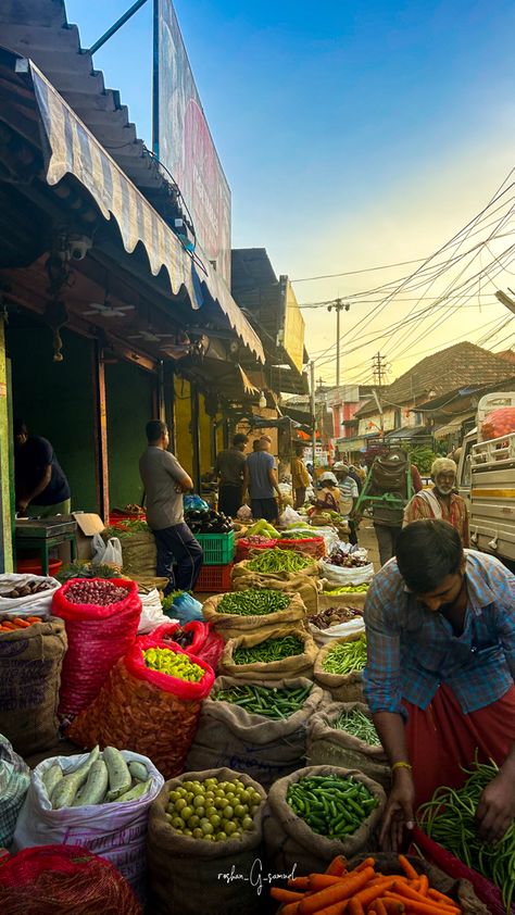 Street photography of chali Market in Early Morning Streets Photography, Photography Indian, Human Figure Sketches, Indian Market, Storytelling Photography, Marketing Photos, Wallpaper Abstract, Figure Sketching, Photography Marketing