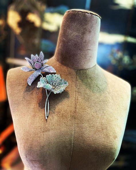 Nisan ong on Instagram: “Making the lotus brooch” Wedding Jewelry: Flower Pendant Brooch, Lotus Brooch, Luxury Gold Flower Shaped Brooches, Luxury Flower-shaped Brooch For Formal Occasions, Blue Flower-shaped Jewelry Brooch, The Lotus, Diamond Jewellery, Brooch Pin, Diamond Jewelry